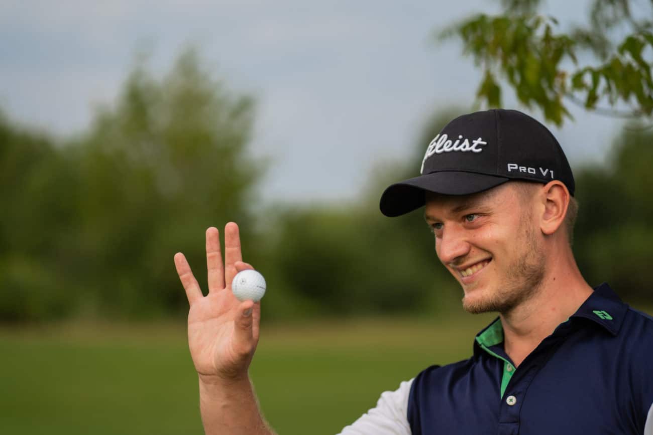 Fabio Inserra lächelnd mit Golfball auf dem Platz